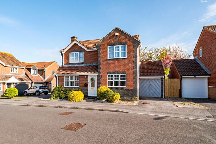 3 Bedroom Detached House For Sale In Fieldhouse Drive, Lee-On-The-Solent, PO13