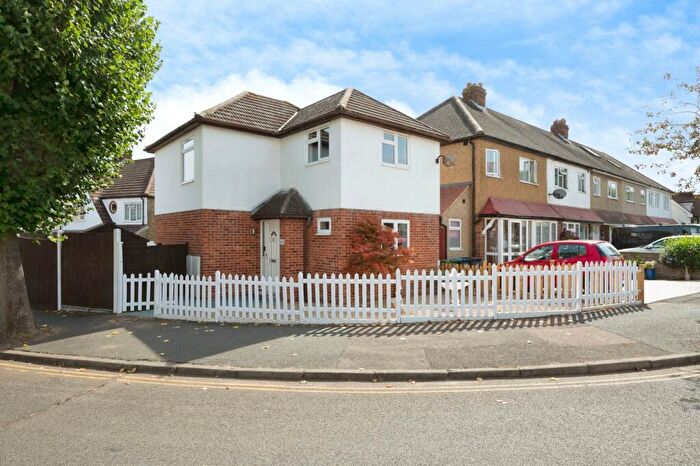 3 Bedroom Detached House For Sale In Compton Crescent, Chessington, KT9