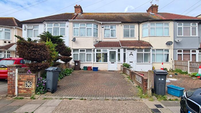 5 Bedroom End Of Terrace House To Rent In Clifford Road, Hounslow, TW4