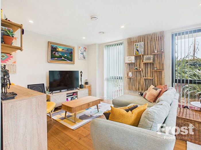 1 Bedroom Flat To Rent In Station Road, Gerrards Cross, Buckinghamshire, SL9