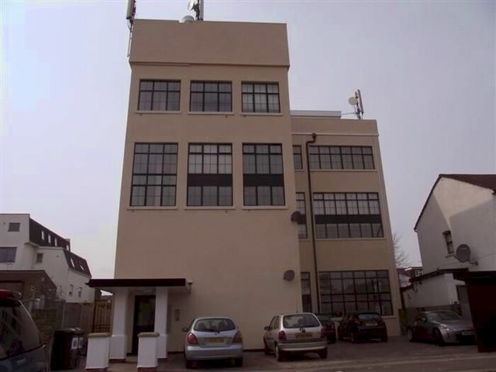 3 Bedroom Flat To Rent In Carnarvon Road, London E18