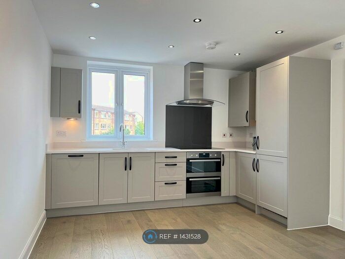 2 Bedroom Flat To Rent In Earle Crescent, Wokingham, RG40