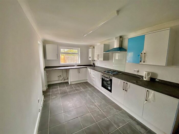 3 Bedroom Terraced House For Sale In Cricklade Road, Swindon, SN2