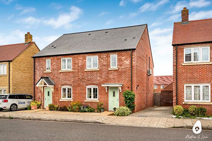 3 Bedroom Semi-Detached House For Sale In Sandown Road, Bicester, OX26