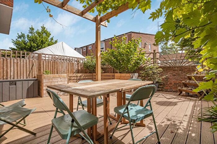 2 Bedroom Flat For Sale In Cowdenbeath Path, Islington, London, N1 - Photo 3