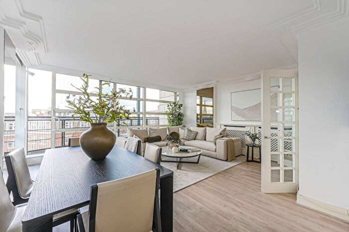 3 Bedroom Flat To Rent In Buckingham Palace Road, Victoria, London, SW1W