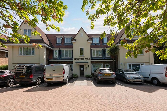 2 Bedroom Flat For Sale In Lime Tree Park, Blagdens Lane, London, N14