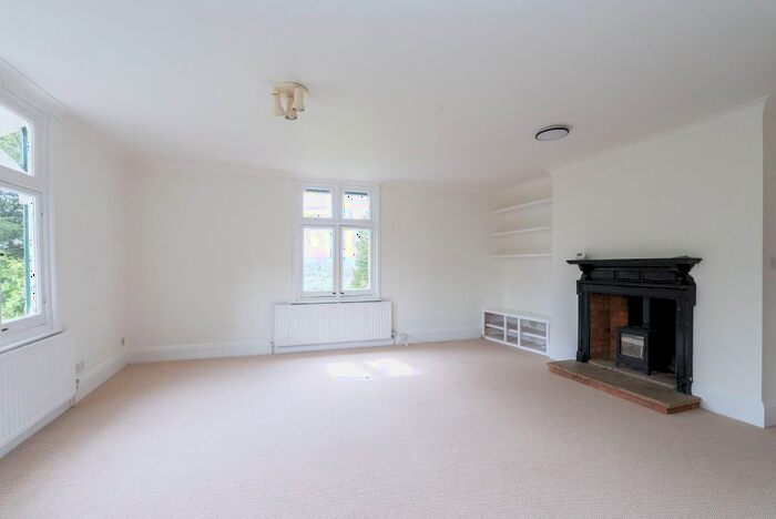 3 Bedroom Flat For Sale In Old Reigate Road, Dorking, RH4