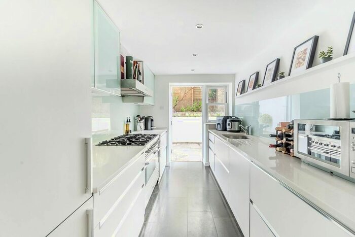 3 Bedroom Flat To Rent In Penywern Road, Earls Court, London, SW5