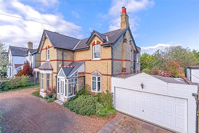 4 Bedroom Detached House For Sale In Uxbridge Road, Hampton Hill, TW12