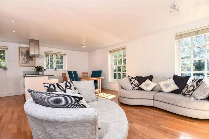 3 Bedroom Apartment To Rent In Ray Mill Inn, Boulters Lock Island, Maidenhead, Berkshire, SL6