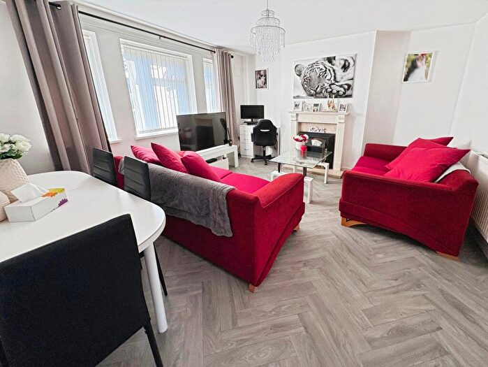 1 Bedroom Flat For Sale In Mayfield Drive, Blythe Bridge, Stoke-on-trent, ST11