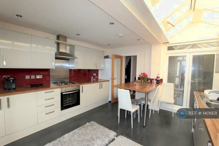 5 Bedroom Terraced House To Rent In Richmond Road, Gillingham, ME7