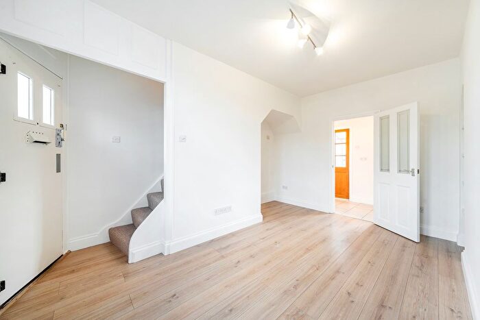 2 Bedroom Cottage To Rent In Ruislip Street, Tooting, London, SW17