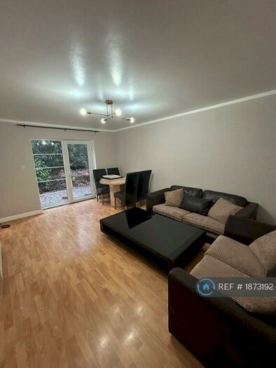 2 Bedroom Flat To Rent In Hollyhedge Road, Gatley, M22