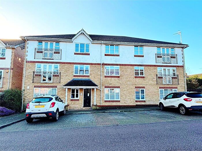 2 Bedroom Flat For Sale In Alexandra Gardens, Knaphill, Woking, Surrey, GU21