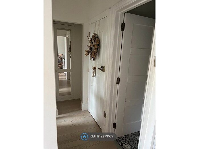 1 Bedroom Flat To Rent In Sinclair Road, London, W14