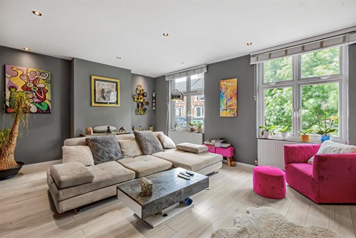 3 Bedroom Flat To Rent In Upper Richmond Road West, Sheen, London, SW14