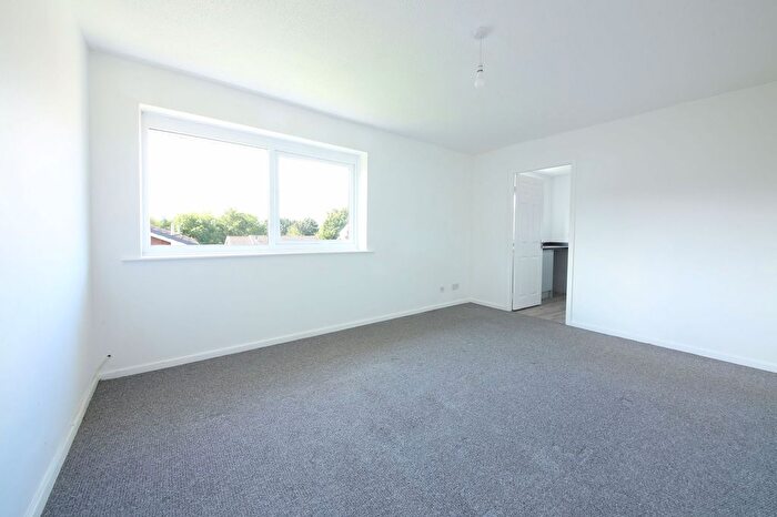 2 Bedroom Flat To Rent In Pippits Row, Beechwood, WA7