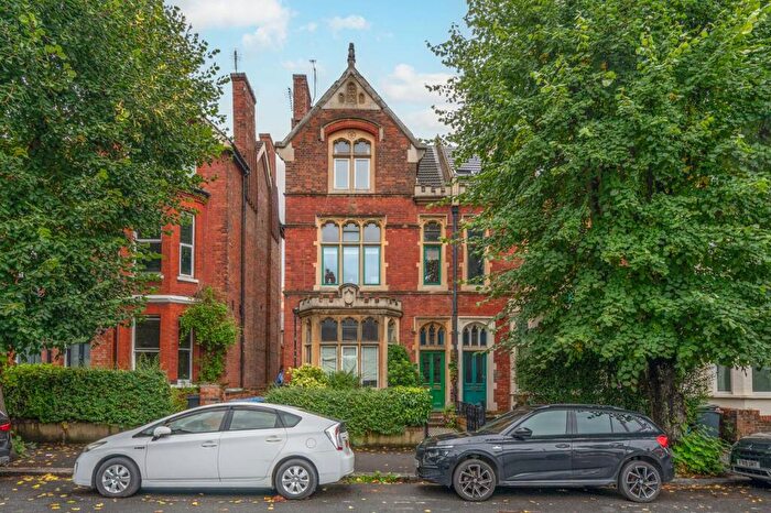 3 Bedroom Flat For Sale In Dean Road, Willesden Green, London, NW2