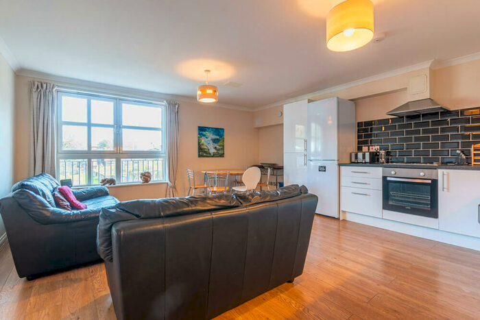 3 Bedroom Flat To Rent In Old Tolbooth Wynd, Edinburgh, EH8