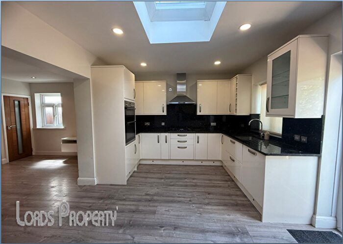 4 Bedroom Semi-Detached House To Rent In Munster Gardens, Palmers Green, N13