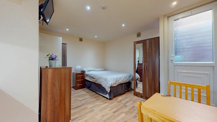 Studio To Rent In Ash Grove, London, NW2