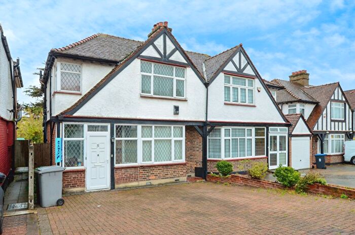 3 Bedroom Semi Detached House For Sale In Oakleigh Court, Edgware, HA8