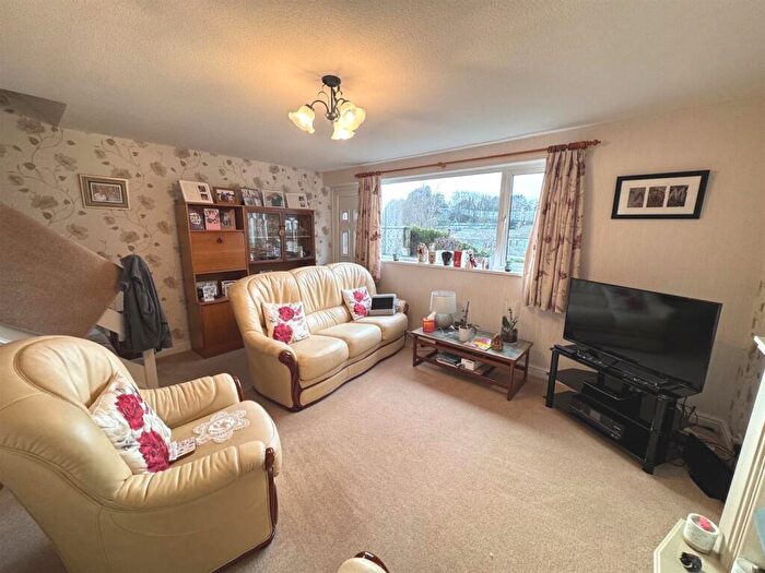 3 Bedroom End Of Terrace House For Sale In Hawksworth Close, Leek, ST13