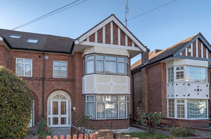 3 Bedroom Semi-Detached House For Sale In Oakdene Park, West Finchley, N3