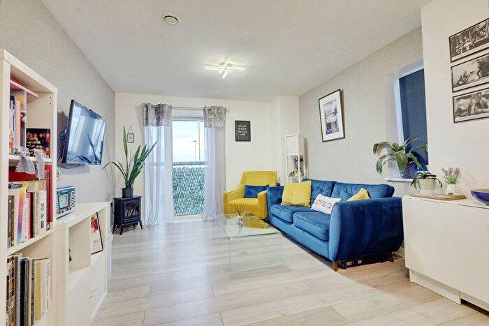 2 Bedroom Flat For Sale In Station Lane, Basildon, SS13