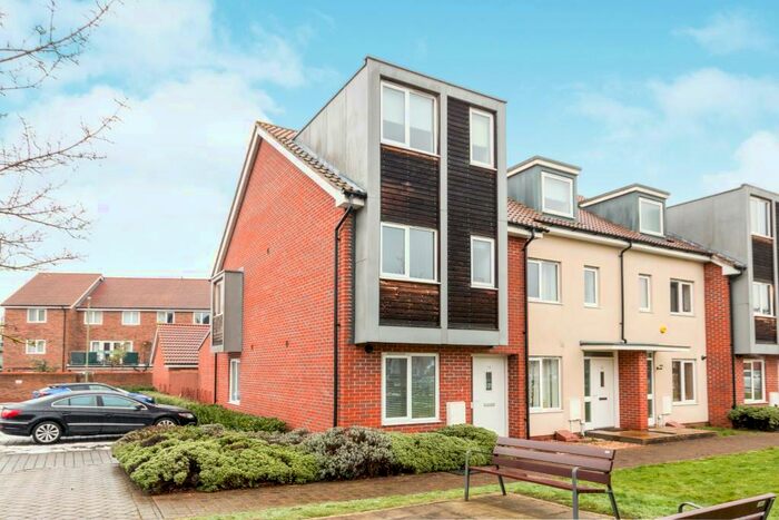 3 Bedroom Town House To Rent In John Hunt Drive, Basingstoke, RG24