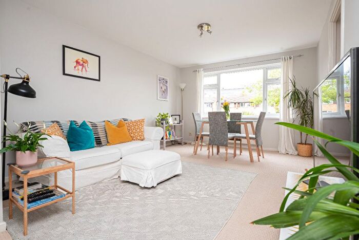 1 Bedroom Flat For Sale In Queens Road, Twickenham, TW1