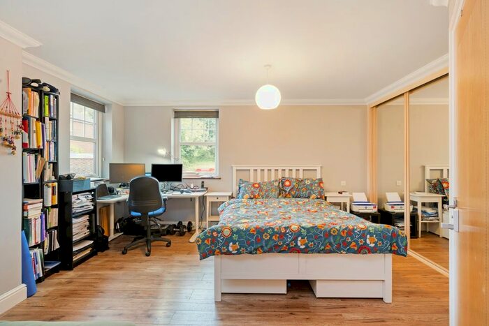 2 Bedroom Flat To Rent In Churchview Close, Caterham, CR3
