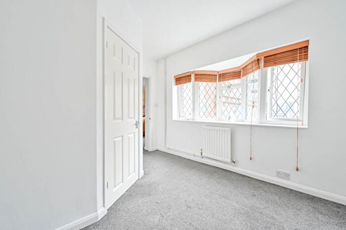 1 Bedroom Flat To Rent In Station Approach, West Byfleet, KT14