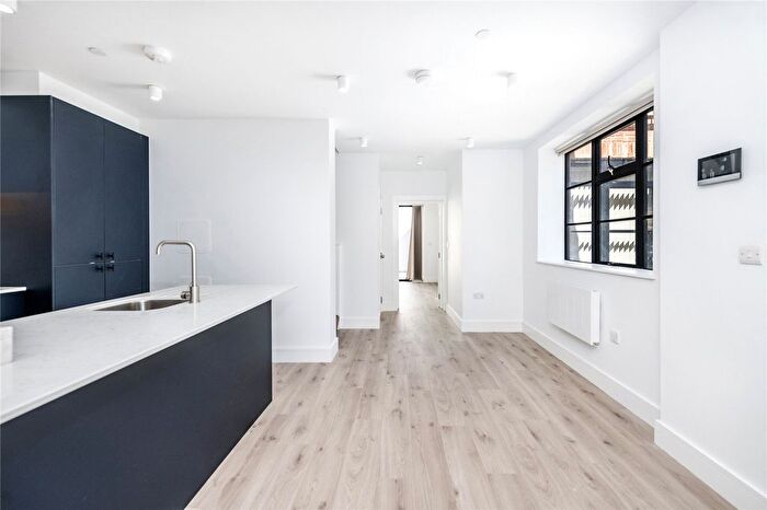 3 Bedroom Flat To Rent In Mitcham Lane, Streatham, SW16