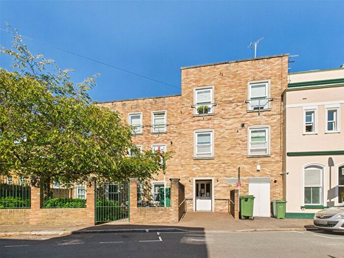 2 Bedroom Flat To Rent In Queens Road, Twickenham, TW1