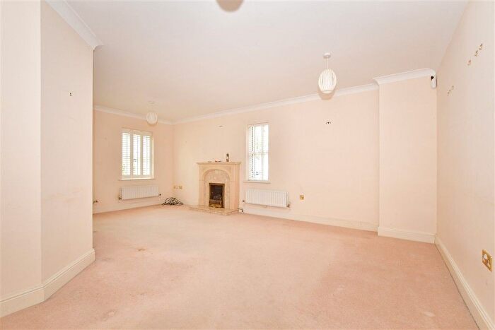 3 Bedroom Semi-Detached House For Sale In Braeburn Way, Kings Hill, West Malling, Kent, ME19