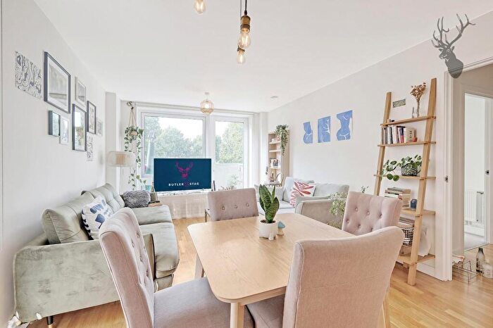 2 Bedroom Apartment To Rent In Trafalgar Gardens, Stepney Green, E1