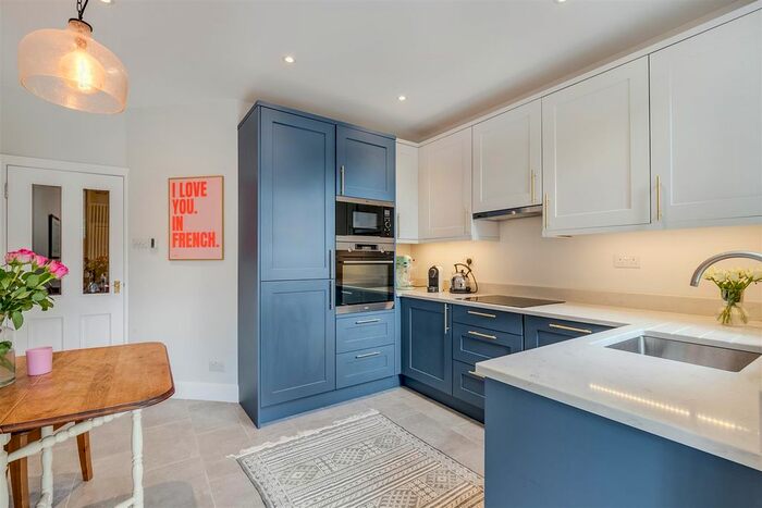 2 Bedroom Flat To Rent In Replingham Road, London, SW18