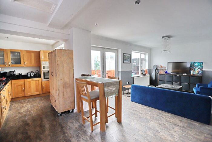 3 Bedroom Semi-Detached House For Sale In Chestnut Grove, Radcliffe, M26