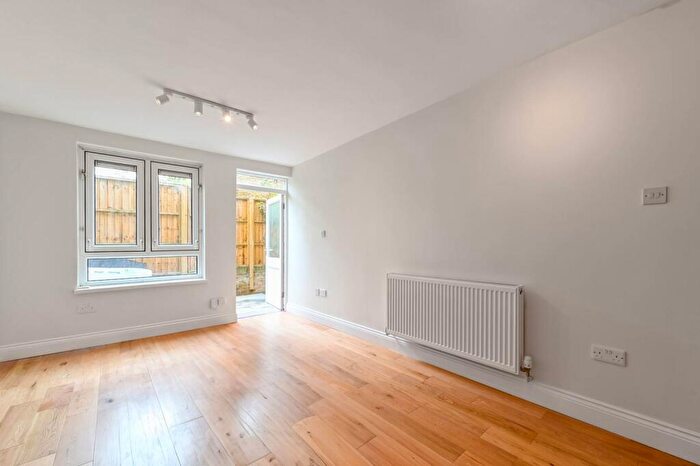 2 Bedroom Flat To Rent In Vaynor House, Holloway, London, N7