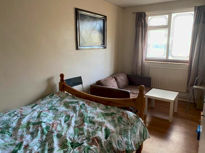 3 Bedroom Flat To Rent In Gales Gardens, London, E2