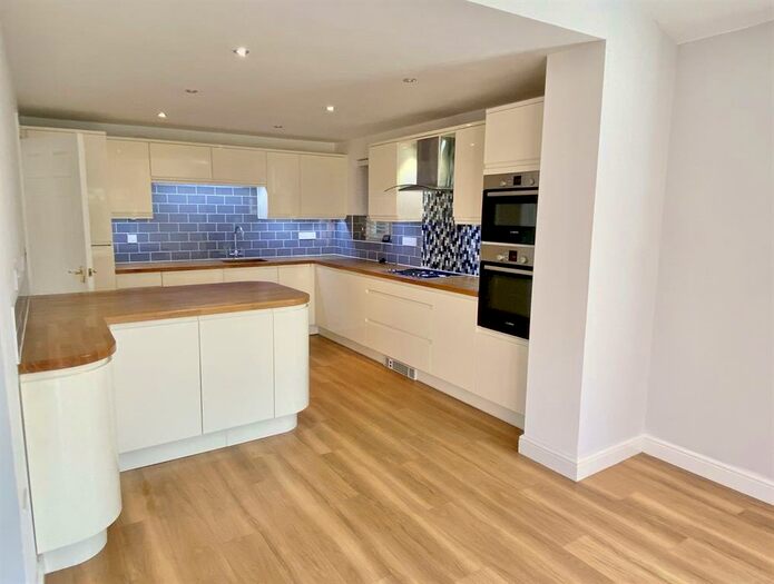 4 Bedroom Town House To Rent In Cardinal Close, Birmingham, B17