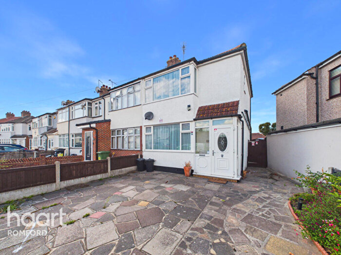 3 Bedroom End Of Terrace House For Sale In Linley Crescent, Romford, RM7