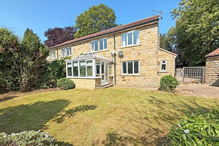 2 Bedroom Flat For Sale In Farnham, Woodlands, HG5