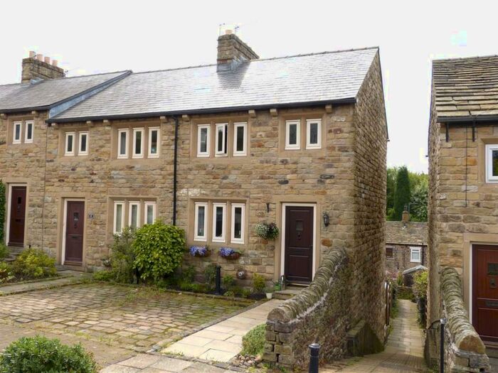 3 Bedroom End Of Terrace House To Rent In Highstones Gardens, Hope Street, Glossop, SK13