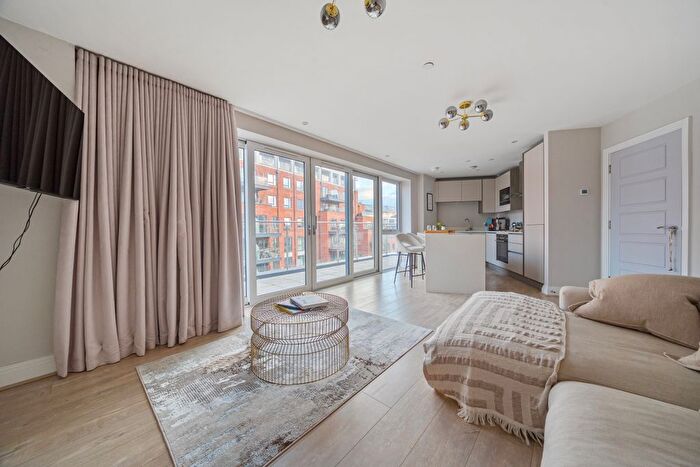 2 Bedroom Flat To Rent In The Colonnade, Maidenhead, SL6