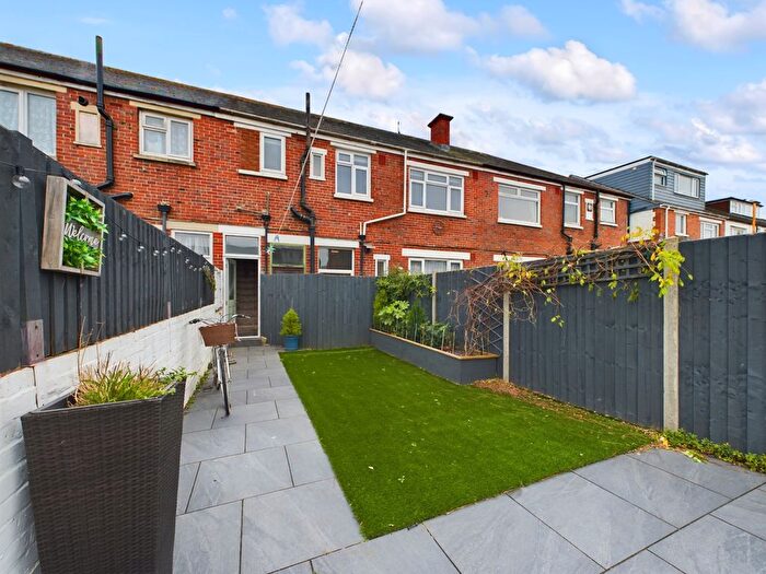 2 Bedroom Flat To Rent In Beaconsfield Avenue, Cosham, Portsmouth, PO6