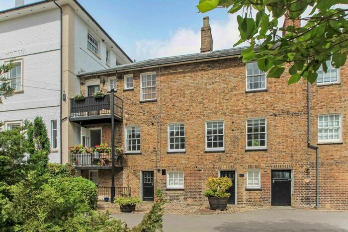 2 Bedroom Apartment For Sale In Tring Station - Leasehold Years From, HP23